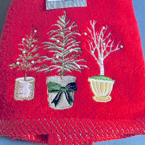 🎄Beautiful Christmas Embroidered Red Hand Towels 2 - Pack NWT ‼️ - Picture 5 of 10